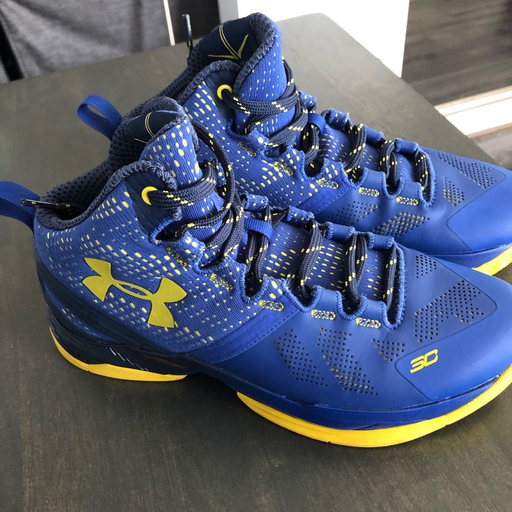 Kids size 4/women’s 6 Currys!💙💛